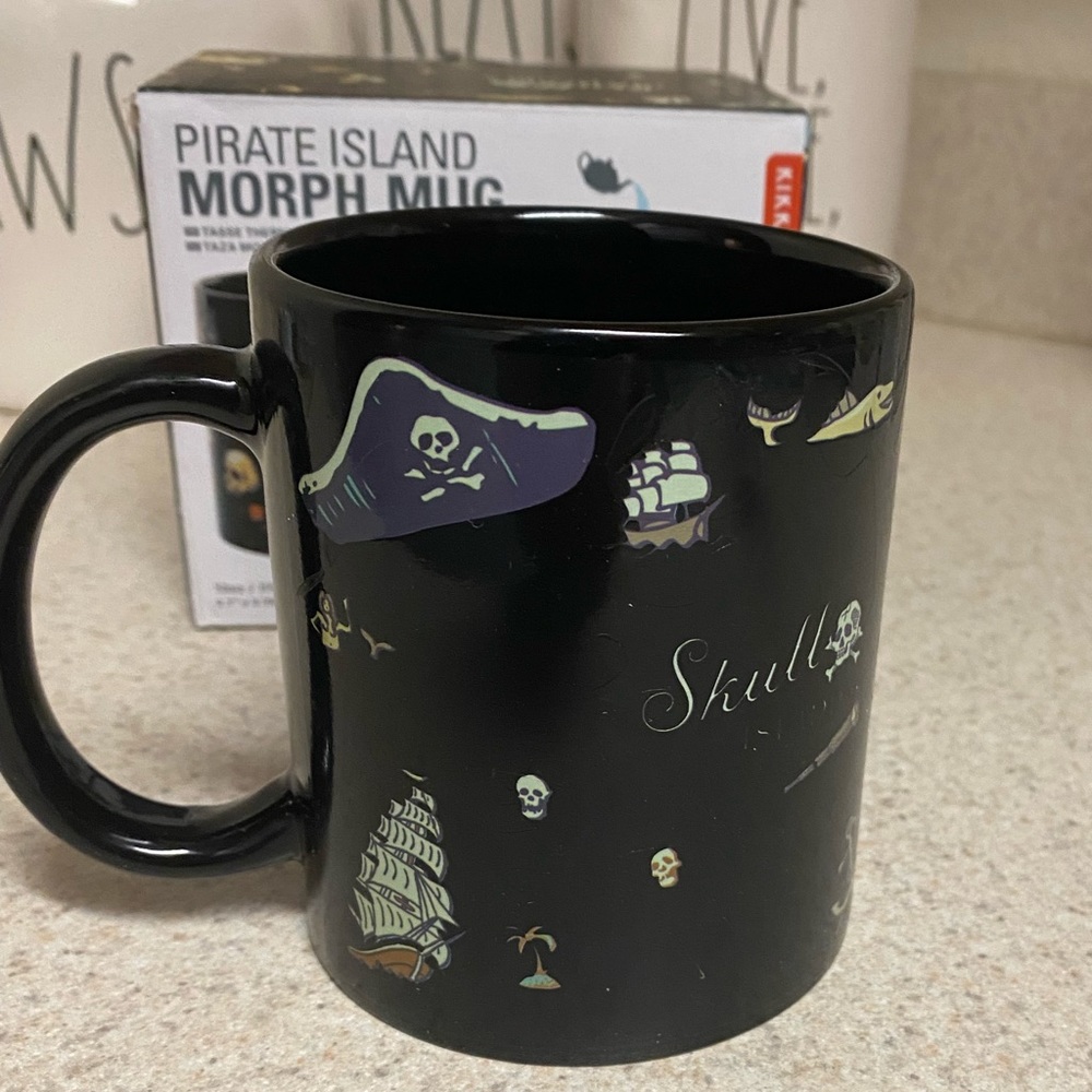 Kikkerland Pirate Island Heat Changing Mug | Color Morph Skull Coffee Cup - Picture 3 of 5